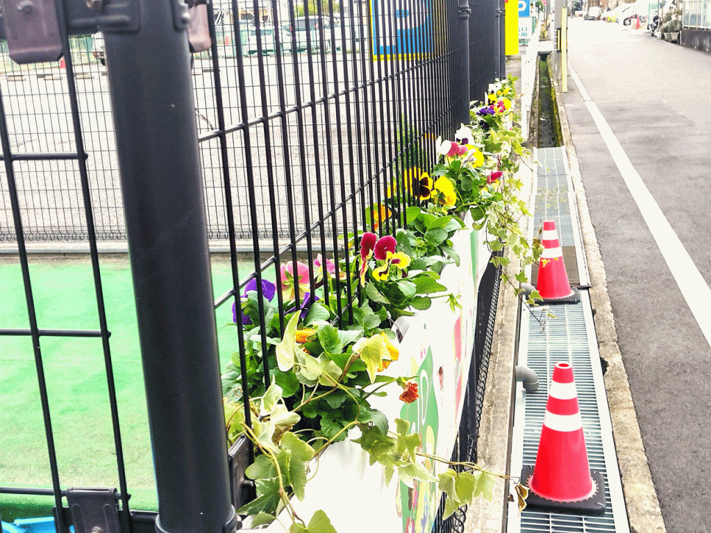 柵の緑化、緑花装飾、保育園、幼稚園。森の音モダチ